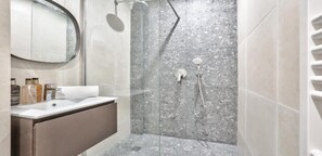Dusche, Haartrockner, Handtücher, Seife