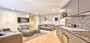 Fernseher, DVD-Player, Bücher, Stereoanlage