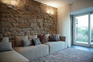 Premium-Haus, Terrasse, Flussblick | Wohnbereich | 42-Zoll-Smart-TV mit Kabelempfang, Fernseher