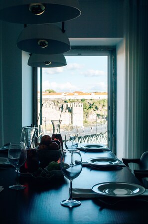 Premium-Haus, Terrasse, Flussblick | Essbereich im Zimmer