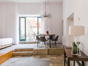 Duplex família, 2 quartos | Área de estar | Smart TV 42 polegadas com canais a cabo, TV