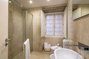 Standard Studio, 1 Double Bed | Bathroom | Shower, free toiletries, hair dryer, soap