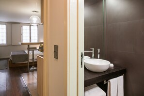 Basic Apartment, Non Smoking | Bathroom | Shower, free toiletries, hair dryer, soap - Stay In Apartments (Porto)