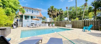 Historic Courtyard Cottage with Pool, 1 block to Flagler Ave! Sleeps up to 10