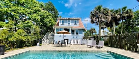Una piscina al aire libre