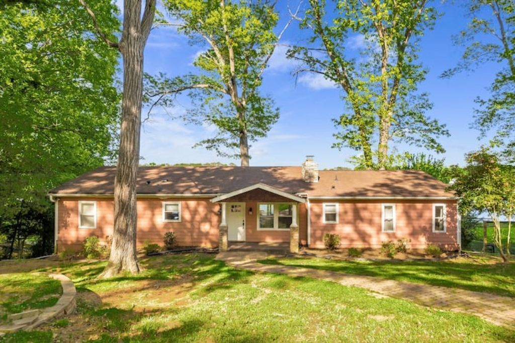 Charming Lakefront w/boat dock