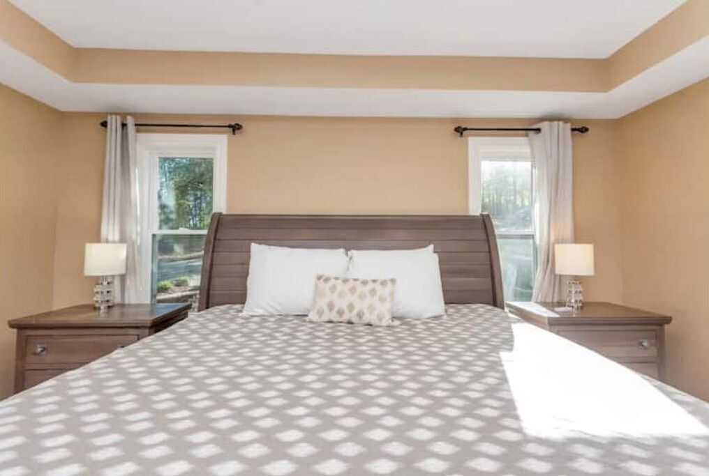 Charming Lakefront w/boat dock