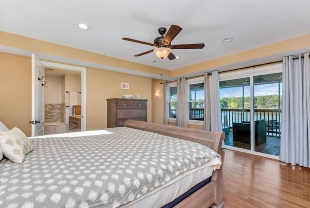 Charming Lakefront w/boat dock