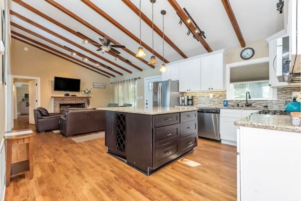 Charming Lakefront w/boat dock