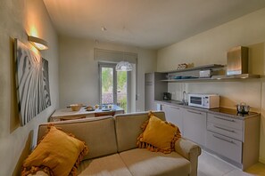 TV - Appartamento Kelly by Theater Home - with terrace and garage (Tignale)