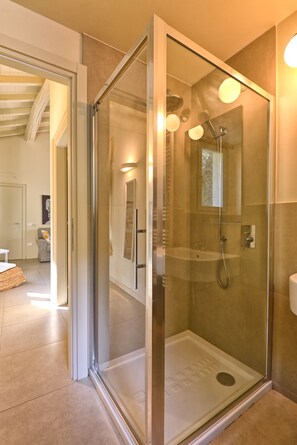 Een douche, handdoeken