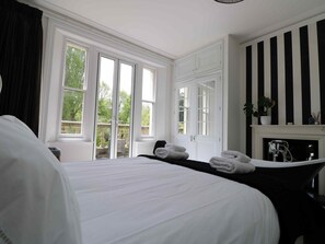 4 bedrooms, desk, iron/ironing board, free WiFi - Perfect Retreat in Luxury & Historical Manor House (Binstead, Ryde)