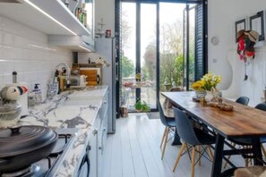 Fridge, microwave, oven, stovetop - Perfect Retreat in Luxury & Historical Manor House (Binstead, Ryde)