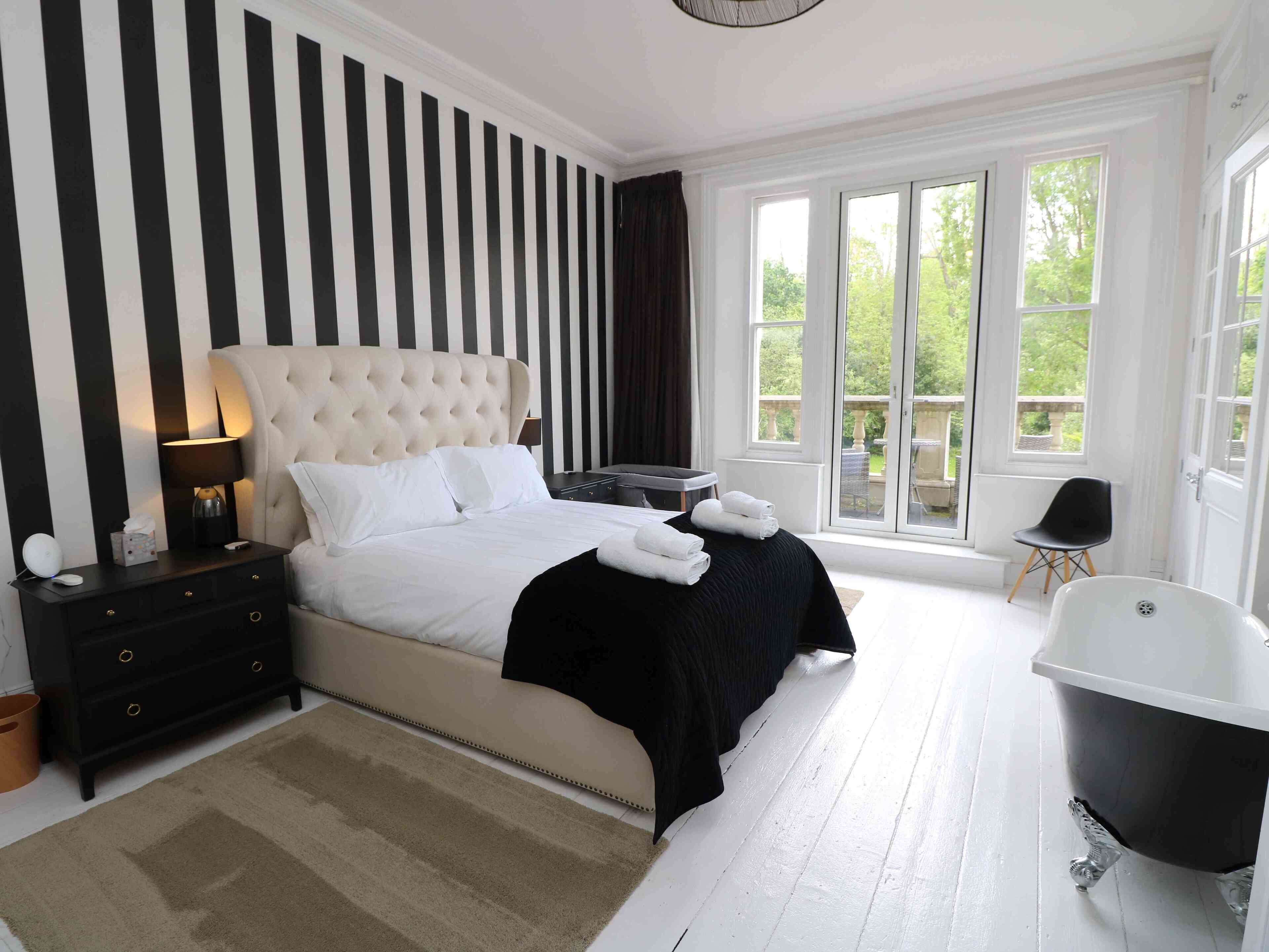 4 عدّة غرف نوم ومكتب ومكواة/لوح كي وواي فاي مجانًا