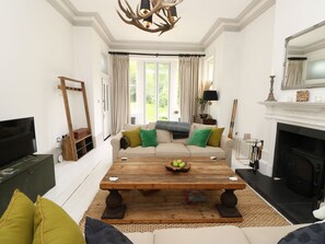 Smart TV, fireplace, books - Perfect Retreat in Luxury & Historical Manor House (Binstead, Ryde)