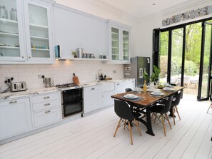 雪櫃、微波爐、焗爐、爐具