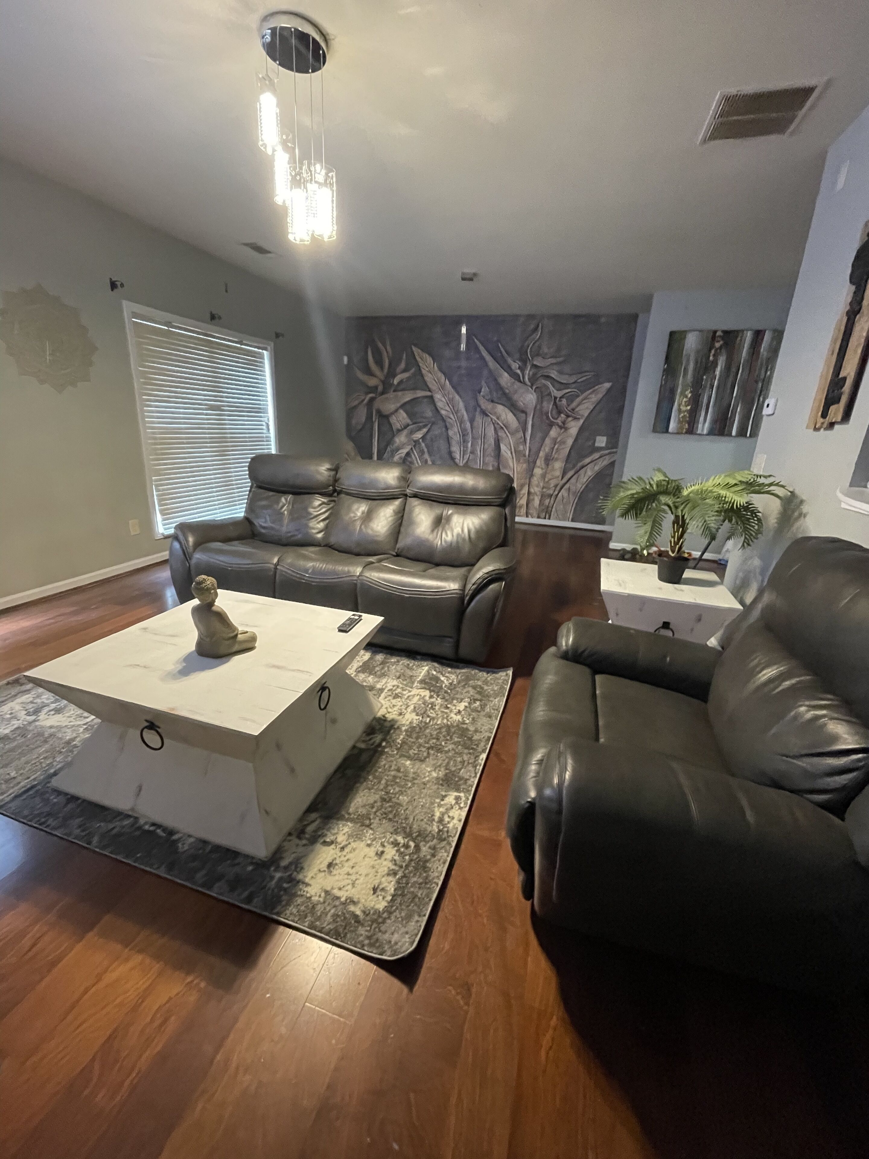 3 Story Safari Paradise Close to the city!!