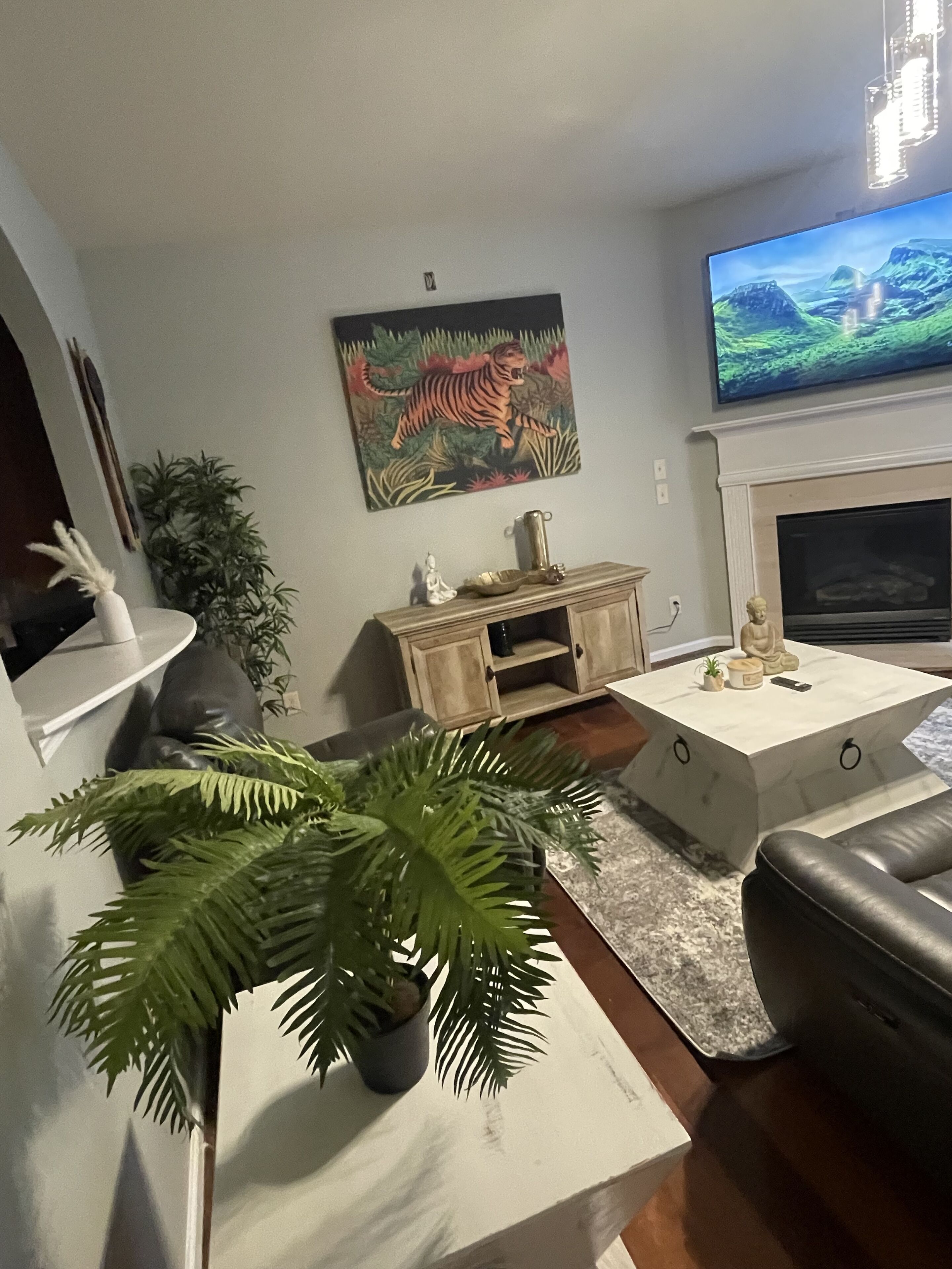 3 Story Safari Paradise Close to the city!!