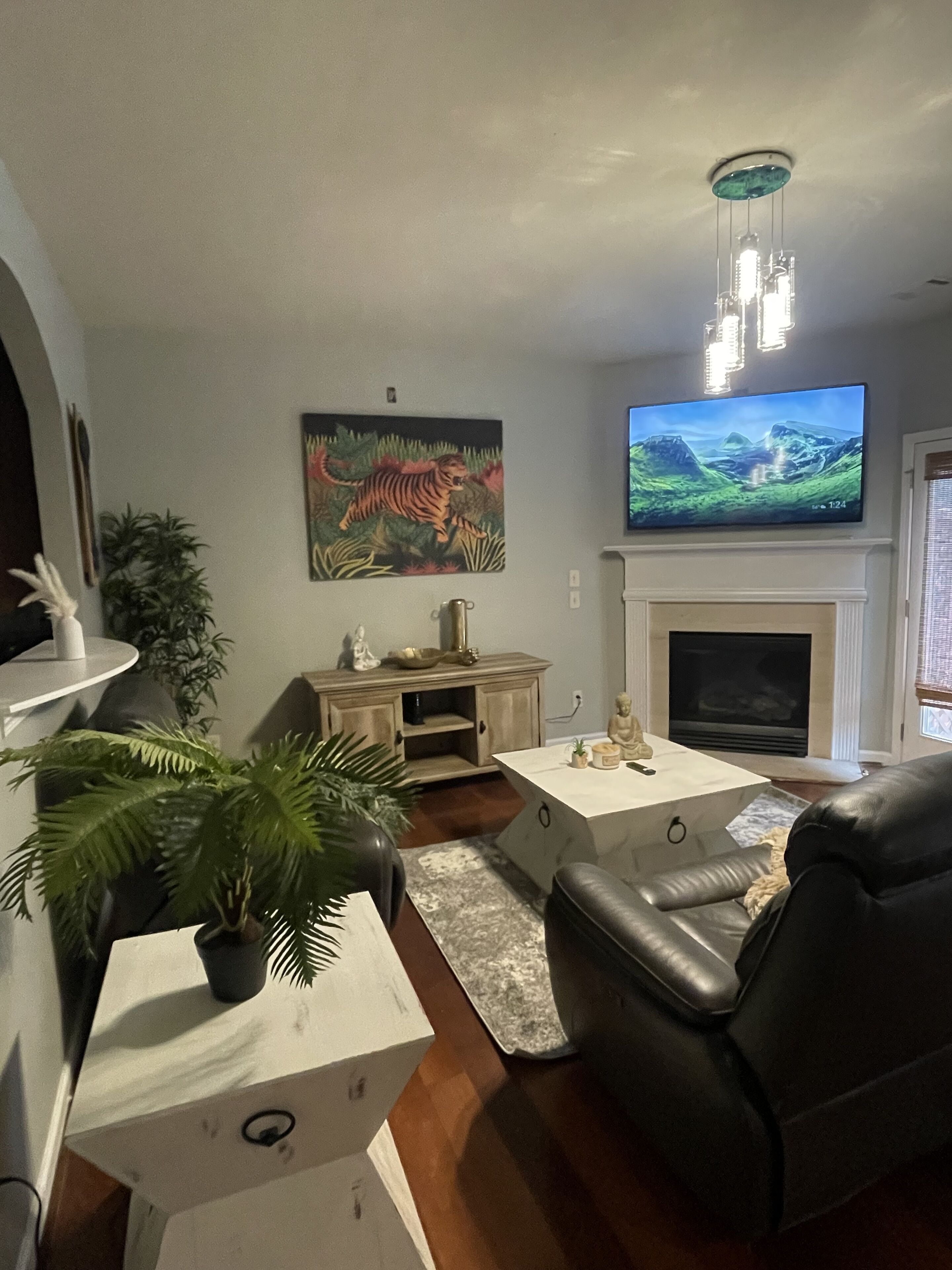 3 Story Safari Paradise Close to the city!!