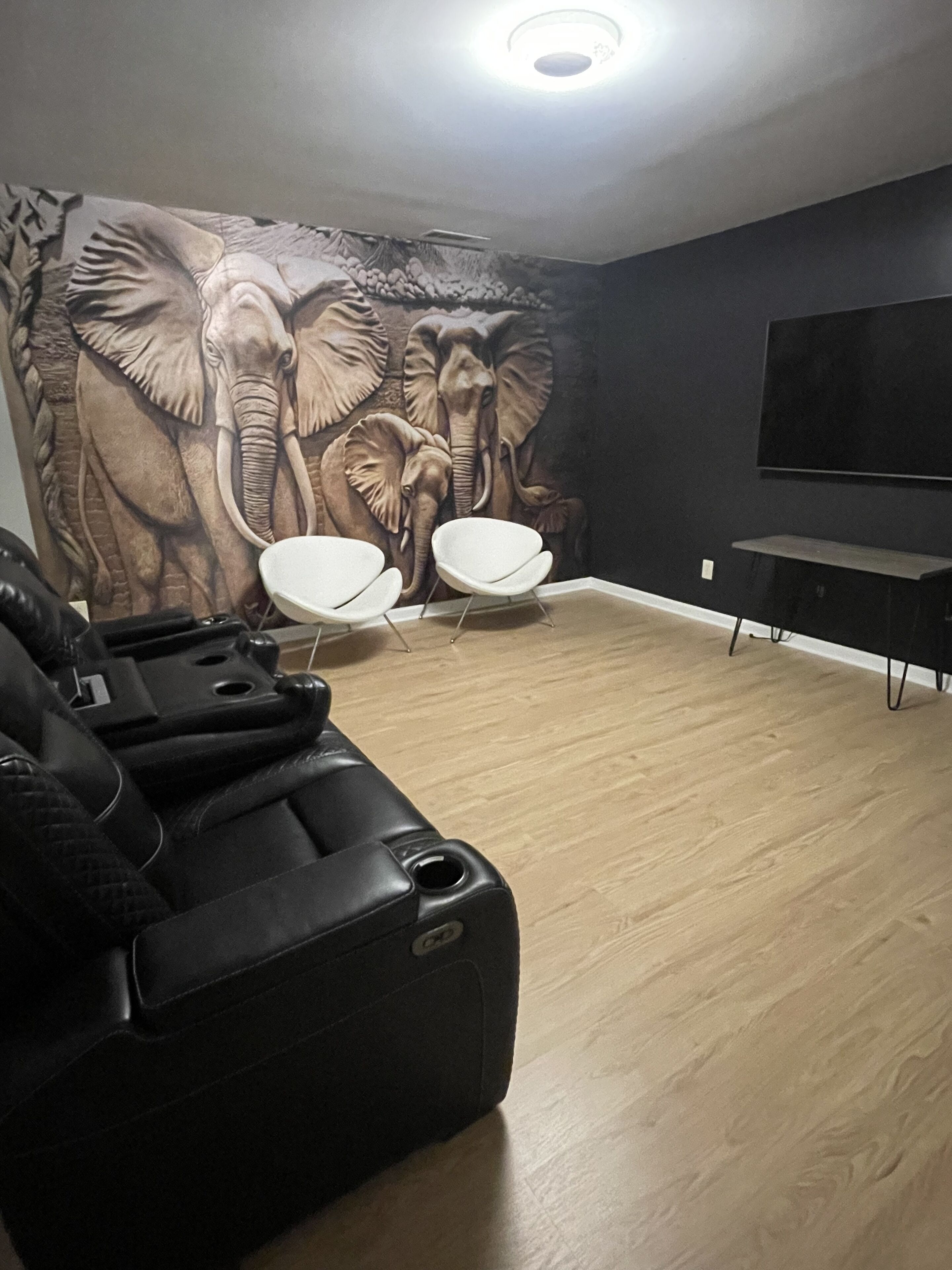 3 Story Safari Paradise Close to the city!!