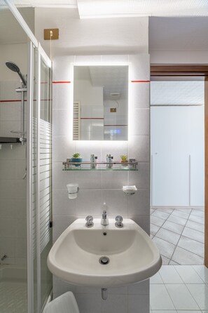 Douche, articles de toilette gratuits, sĂšche-cheveux, peignoirs