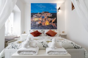 1 chambre, coffre-fort, fer et planche à repasser, lit de bébé portatif