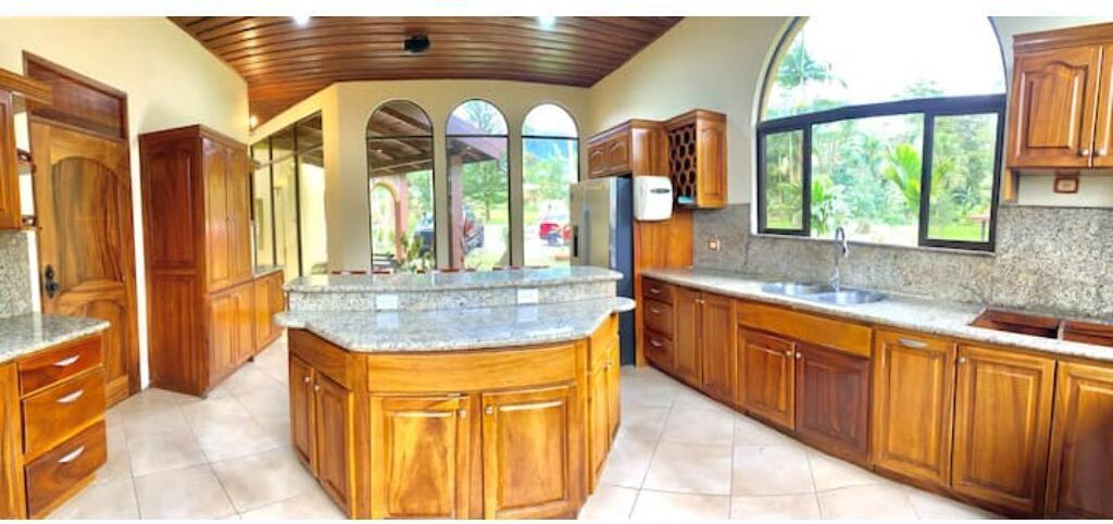 Micro-ondes, four, plaque de cuisson, bouilloire électrique