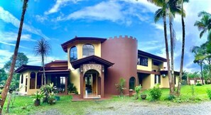 المنشأة من الخارج