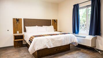 Kamar Basic | Meja kerja, tirai kedap cahaya, setrika/meja setrika, dan Wi-Fi gratis