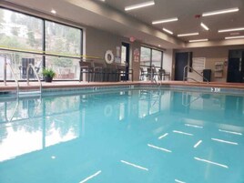 室内游泳池，10:00 至 22:00 开放，日光浴躺椅
