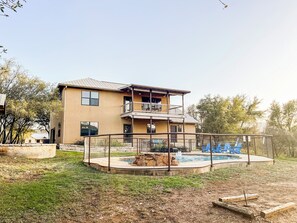 Exterior - Beautiful and spacious home with a pool (Concan)