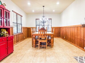 Dining - Beautiful and spacious home with a pool (Concan)