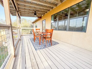 Outdoor dining - Beautiful and spacious home with a pool (Concan)