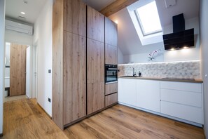 ثلاجة، ميكروويف، فرن، موقد طهي مسطح