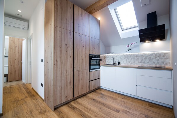 Fridge, microwave, oven, stovetop