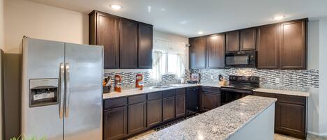 Fridge, microwave, stovetop, dishwasher