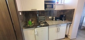 Fridge, microwave, stovetop, coffee/tea maker