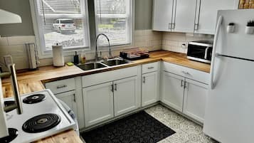 Kühlschrank, Herdplatte, Geschirrspüler, Kochgeschirr/Geschirr/Besteck