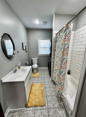 Bathroom - Mrs. Hughes Cottage - 2 bedroom House (Hamilton)