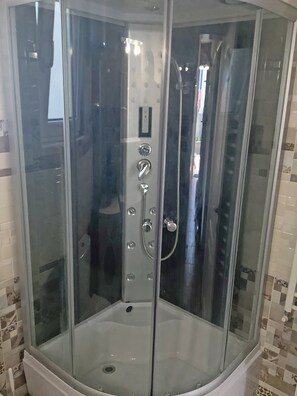 Dusche, Haartrockner, Seife, Shampoo