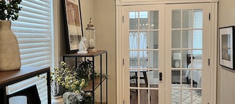 Centrally located, very walkable to bars and restaurants. 7 minutes to Downtown!