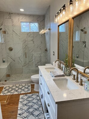 Douche, séchoir à cheveux, serviettes fournies