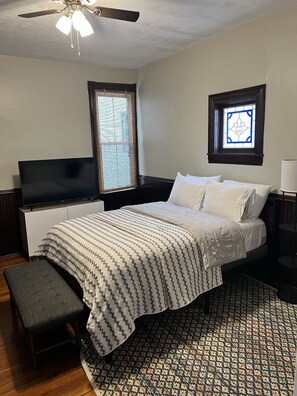 3 bedrooms, in-room safe, WiFi, bed sheets - Centrally located, very walkable to bars and restaurants. 7 minutes to Downtown! (Louisville)