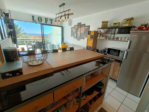 Réfrigérateur, four à micro-ondes, un four, lave-vaisselle