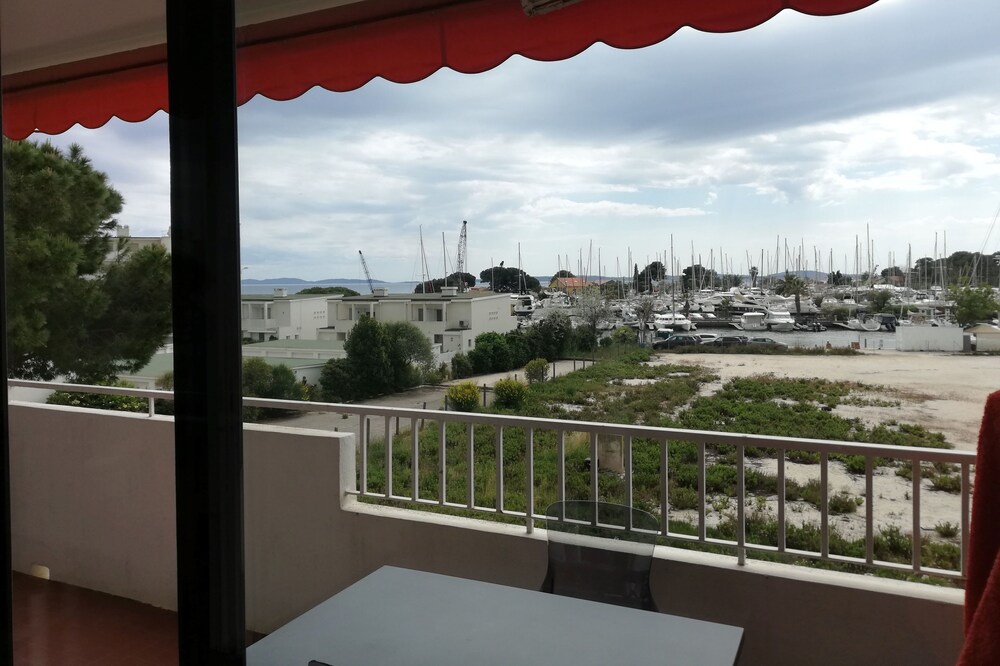 Condo with direct access to the beach