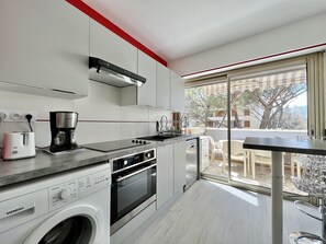 Kjøleskap, mikrobølgeovn, ovn og oppvaskmaskin