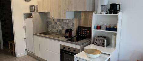 ثلاجة، ميكروويف، فرن، موقد طهي مسطح