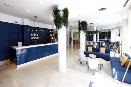 Hall. Travelodge Madrid Coslada Aeropuerto