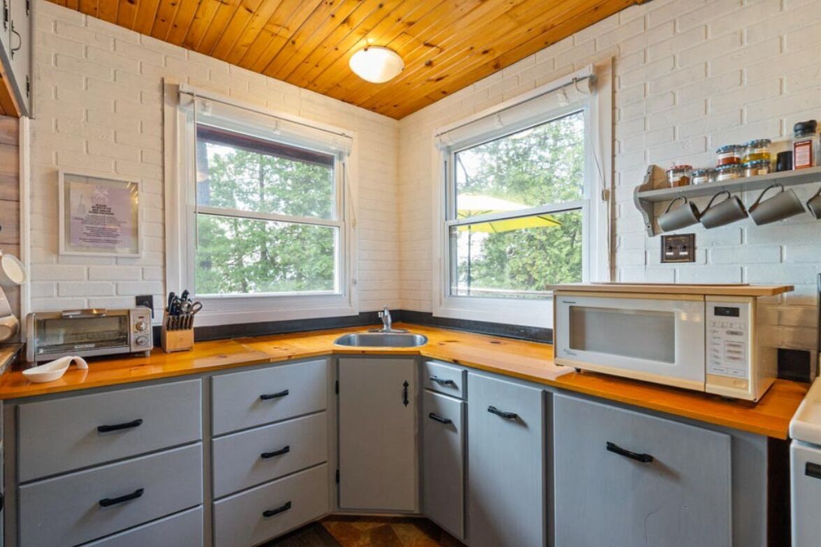 Sand Lake Oasis -Beautiful 3Br Waterfront Cottage w/ Lots to Do!