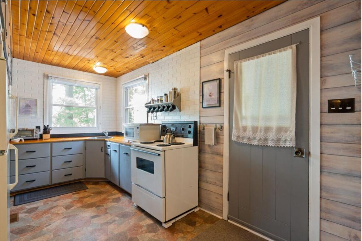 Sand Lake Oasis -Beautiful 3Br Waterfront Cottage w/ Lots to Do!